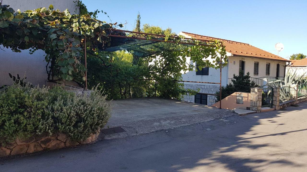 Apartments And Room Caric Jelsa  Exterior photo